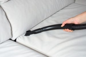 aspirare lo sporco del divano