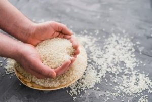 eliminare le formiche dal giardino con il riso