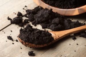 eliminare le formiche in giardino con il caffè