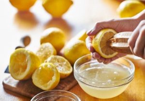 eliminare le formiche dal giardino con il succo di limone