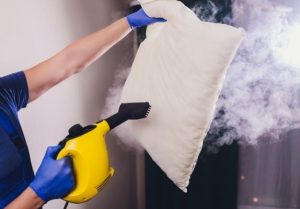 pulire il cuscino con un pulitore a vapore